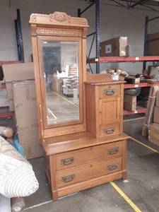 lot 56 image: Antique Oak Gentlemans Dresser