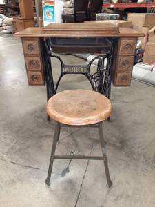 lot 100 image: Beautiful Oak SINGER Sewing Machine Desk with Original Cast Iron Base and Stool