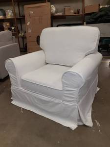 lot 101 image: White Martha Stewart Slipcovered Living Room Chair