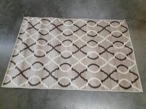lot 110 image: Superior Cadena Contemporary Geometric Indoor Area Rug Beige 4 x 6