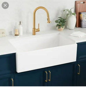 lot 127 image: 33inch Wide Fireclay Farmhouse Kitchen Sink White Glossy Mendocino