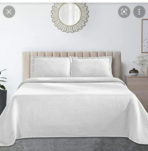 lot 184 image: QUEEN SIZE White Superior Basket Weave Matelasse Bedspread