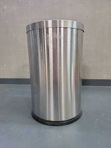 lot 37360 image: Stainless Steel Gold Trash can with Flipping Lid 2.4gallon Fingerprint-Proof Garbage cans Wastebasket Bin for Kitchen bothroom Living Room (Silver)