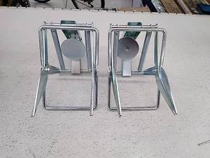 lot 45079 image: 2 - Carsum Easy Set Mole Traps