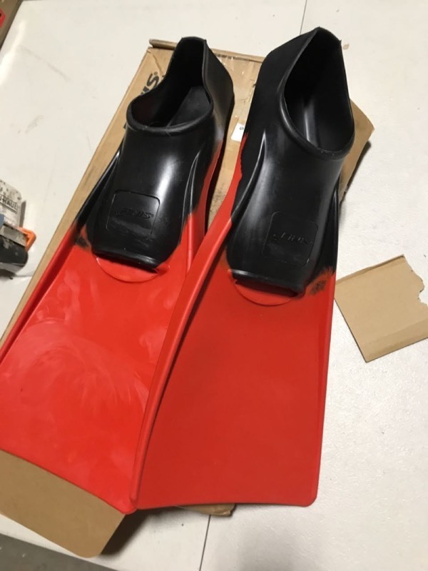 lot 5563 image: FINIS Long Floating Fin 9-11 Black and Red (Euro 42-44)