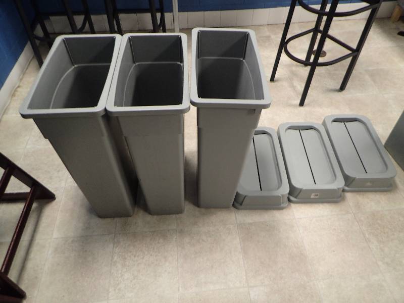 lot 1542 image: (3) Rubbermaid Trash Bins w Topper Lids