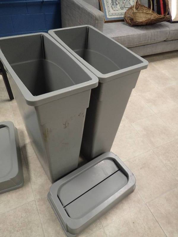 lot 1543 image: (2) Rubbermaid Trash Bins w (1) Topper Lid