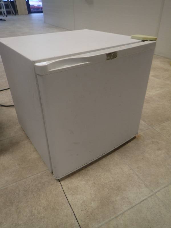 lot 1545 image: Magic Chef Mini Refrigerator