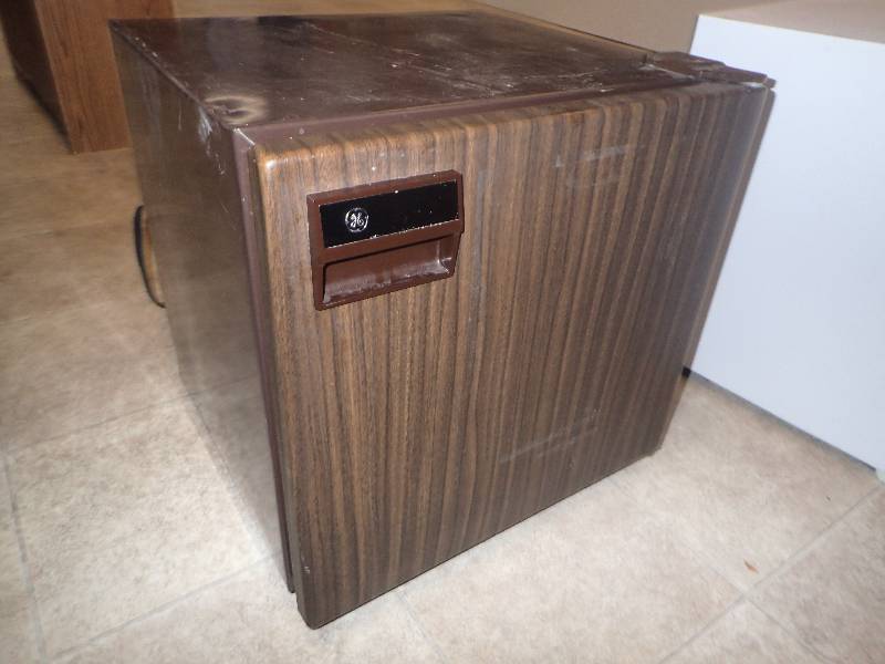 lot 1546 image: GE Mini Beverage Refrigerator