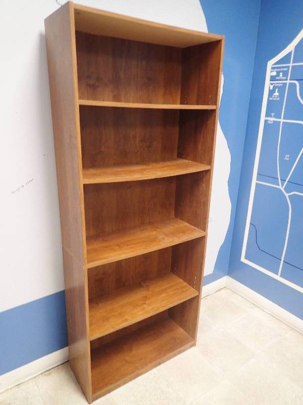 lot 1548 image: 5 Tier Pressed Wood Book Shelf