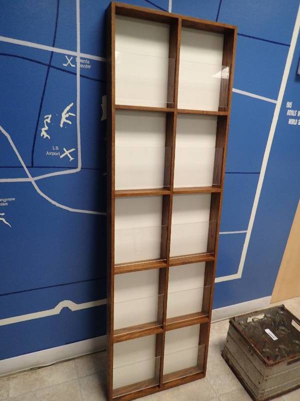 lot 1553 image: 10 Compartment Card Display Rack