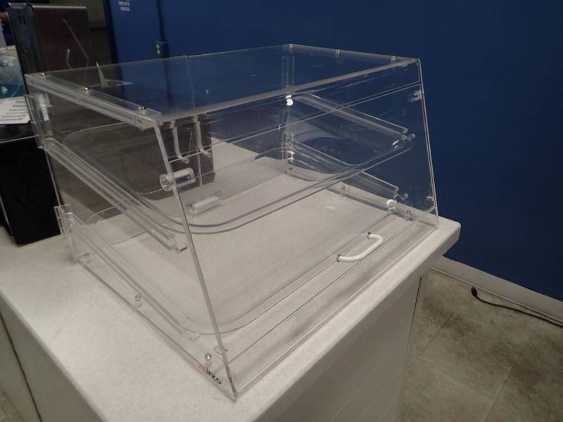 lot 1554 image: Winco Clear Plastic Acrylic Cookie Display