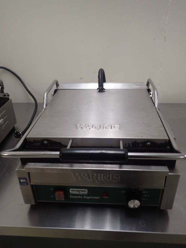 lot 1606 image: Waring 15X15 Commercial Counter top Grill Press
