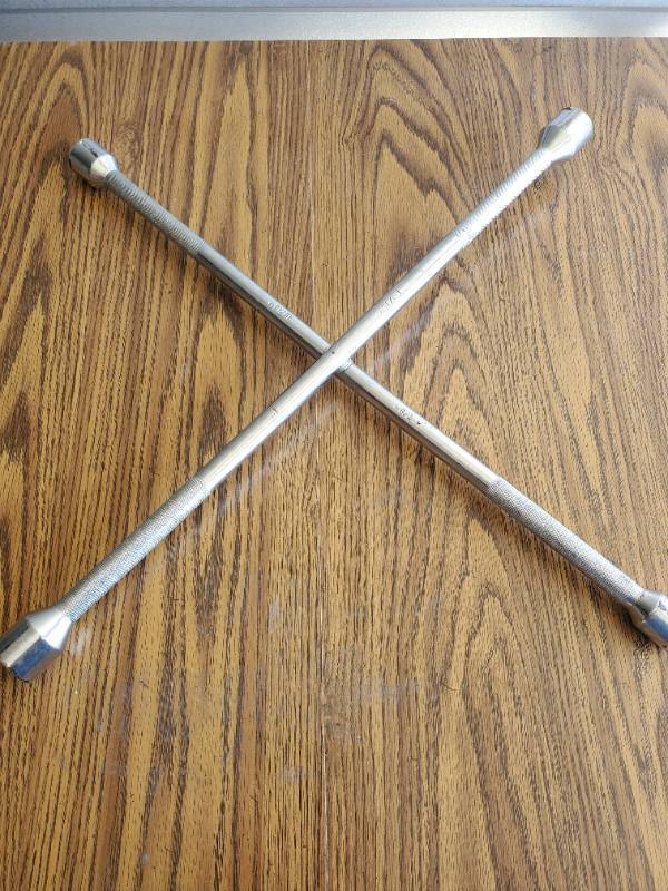 lot 1020 image: 4 Way Car Jack