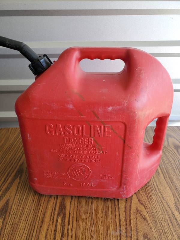 lot 1022 image: 5 Gallon Gas Tank