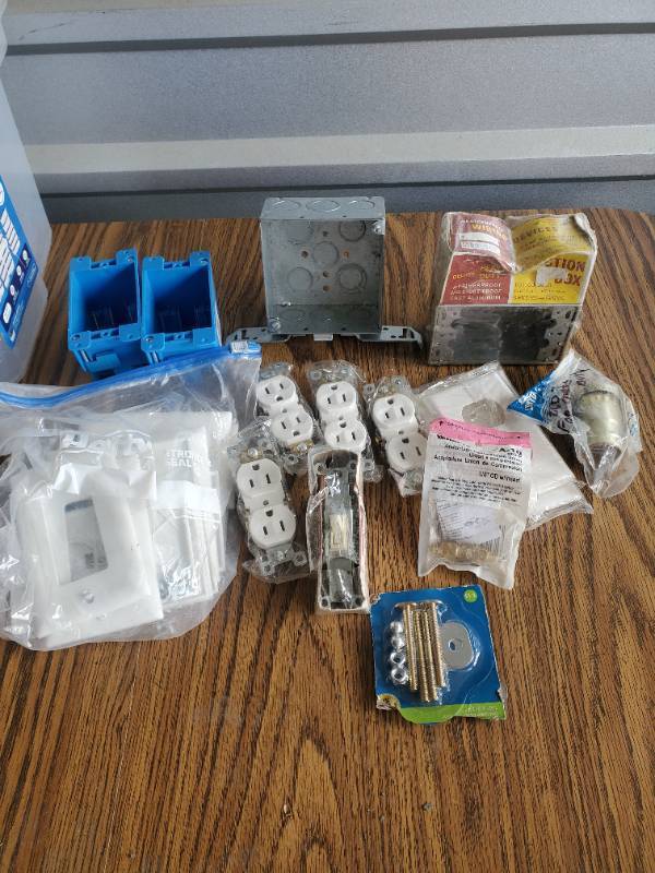 lot 1061 image: Lot of Electrical Pieces