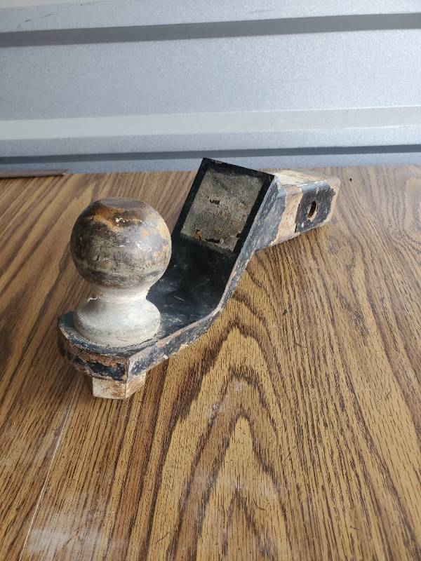 lot 1063 image: Trailer Hitch