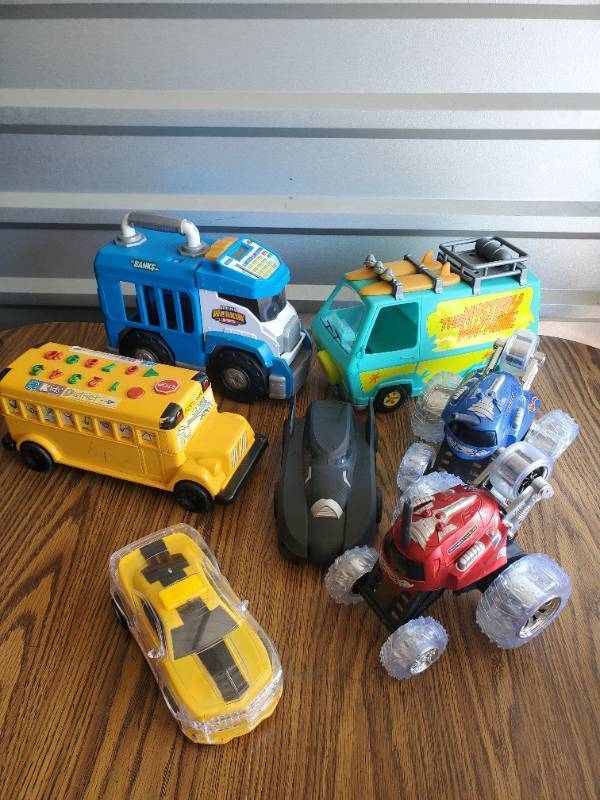 lot 1097 image: Lot of Large Toy Vehicles and Tote