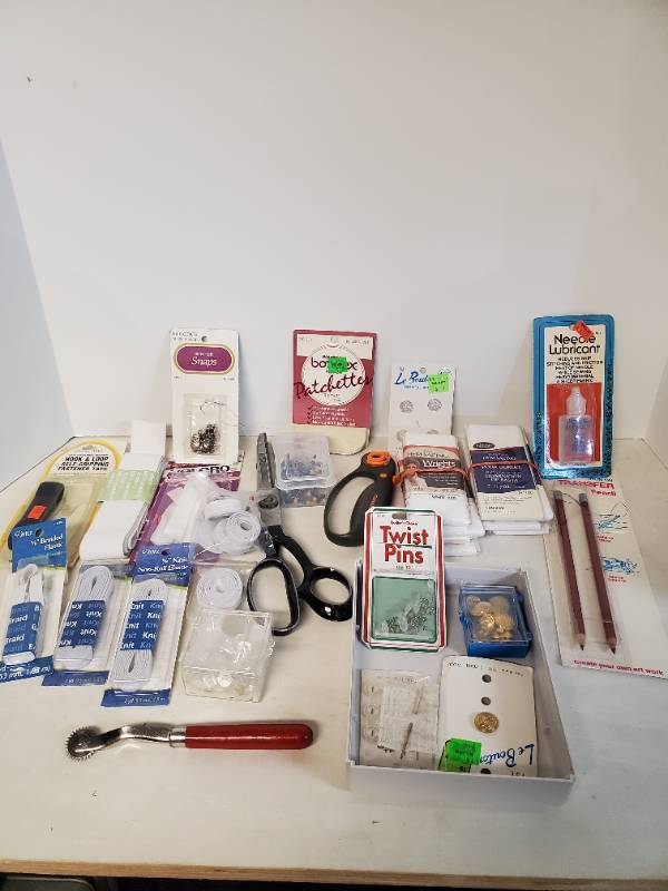 lot 1108 image: Sewing Accessory Lot