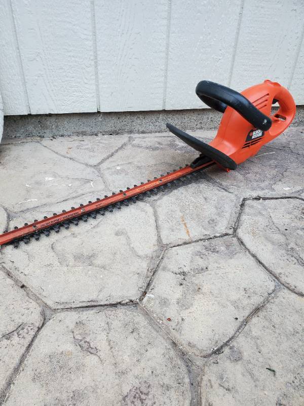 lot 1142 image: Black and Decker Electric Hedgetrimmer