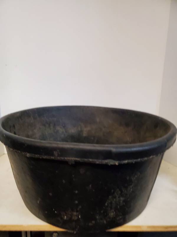 lot 1210 image: Large Rubber Tub. 18 x 8 Tall.