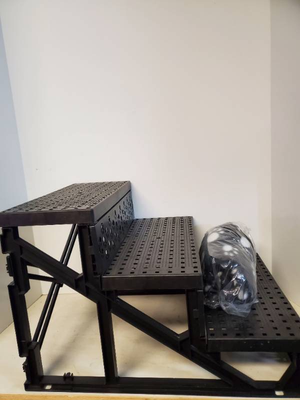 lot 1212 image: Plastic Pet Steps with Cover