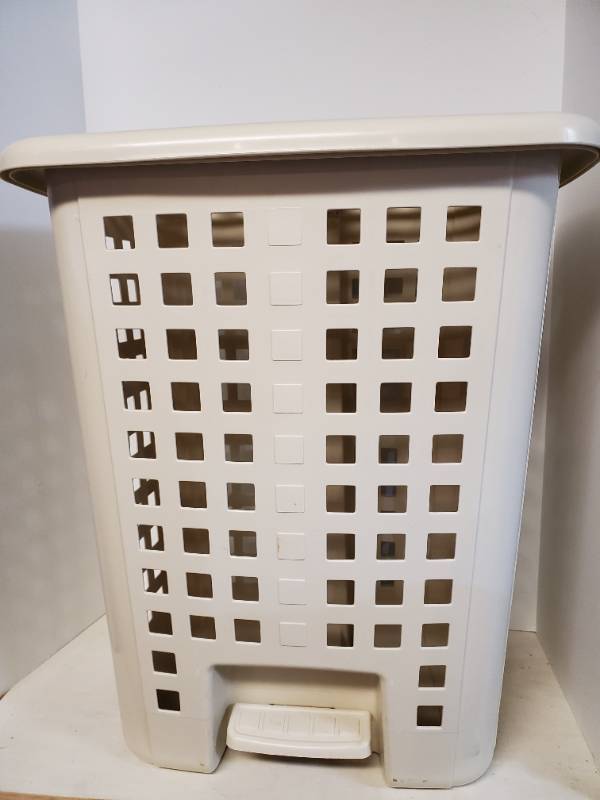 lot 1218 image: Step-on Hamper