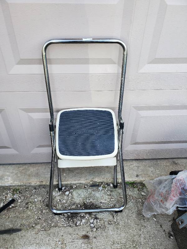 lot 1230 image: Cosco Step Stool