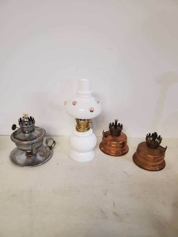 lot 1263 image: Oil Lamp Lot