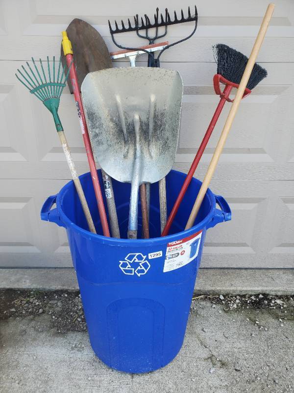 lot 1295 image: 32 Gallon Recycle Bin and Tools