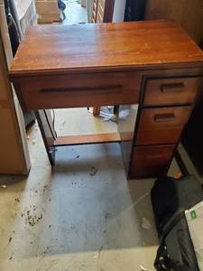 lot 1856 image: Vintage Sewing Machine in Cabinet