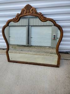 lot 1858 image: Beautiful Vintage Mirror