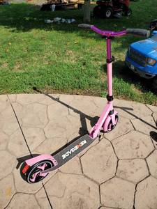 lot 1882 image: Girls Scooter