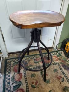 lot 1884 image: Adjustable Seat Height Stool