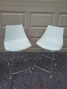 lot 1780 image: White Counter Height Chairs