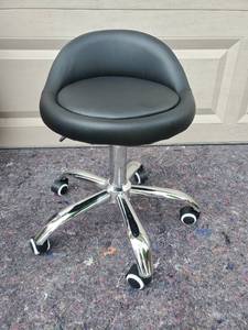 lot 1781 image: Rolling Adjustable Height Swivel Stool