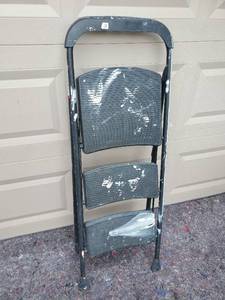 lot 1782 image: 3 Step Step Stool