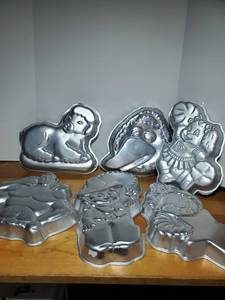 lot 1795 image: Lot of Wilton Cake Molds