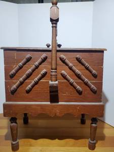 lot 1818 image: Vintahe Sewing Basket
