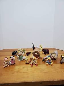 lot 1829 image: Homeowners Elves and Animal Digurines