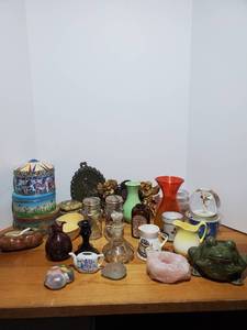 lot 1830 image: Large Lot of Small Collectibles