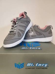 lot 1700 image: Pair of New Womens Shoes