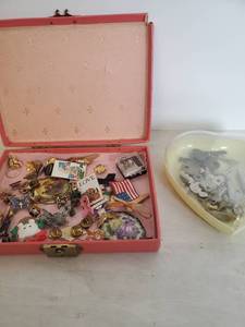 lot 1750 image: Lot of Vintage Pins and Keys