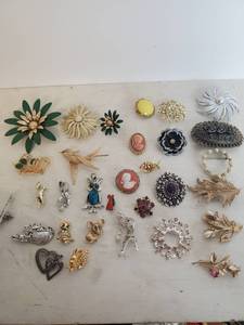 lot 1751 image: Lot of Broaches and Pin Ons