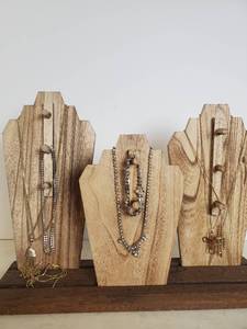 lot 1752 image: Lot of Necklaces