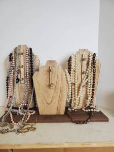 lot 1755 image: Large Necklace Lot