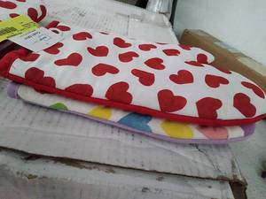 lot 29913 image: Mainstays Oven Mitts, Hearts (2ct)