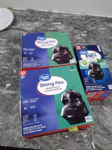 lot 30326 image: Great Value Multipurpose Trash Bags, 33 Gallon, 100 Bags (Mint Scent, Strong Flex) (3 Boxes Total)