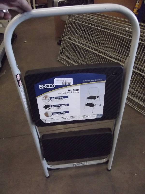 lot 842 image: NEWBig Step Folding Step Stool