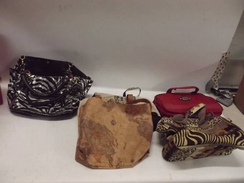 lot 760 image: Lot of PursesTote
